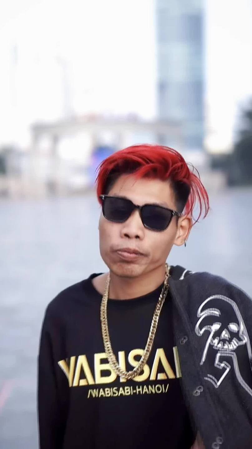 "Giá trị thực sự thì vẫn còn số ít khán giả hưởng thụ và hiểu biết. Như này có thể là hệ lụy cho xã hội. Thực sự lo lắng" hay "Chỉ cần khác người 1 cái là trở thành idol, trở thành người nổi tiếng, không hiểu hâm mộ những người như vậy ở điểm gì?"... là những bình luận nêu lên sự bức xúc của netizen khi thấy Thông Soái Ca xuất hiện trên sân khấu hội chợ.