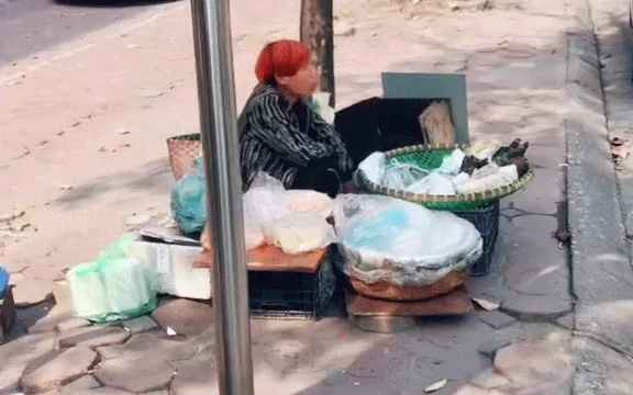 Hóa ra hình tượng của nhân vật này trên TikTok đều được dàn dựng bởi 1 ê kíp đứng đằng sau.