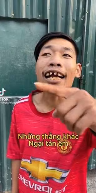 Chính hiện tượng mạng Thông Soái Ca nằm chễm chệ trên biển quảng cáo show, có nhân vật chính khác là DJ Mie, Rapper BinD…