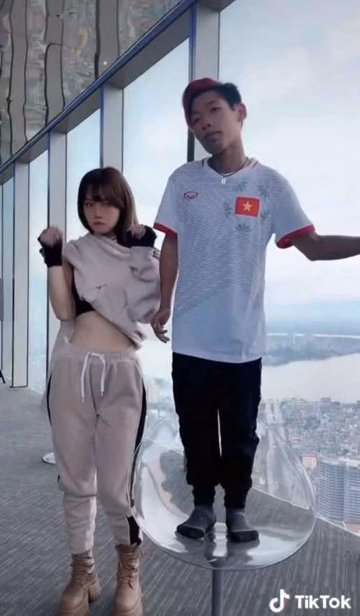 Vậy nên, sự xuất hiện của hiện tượng mạng xấu lạ này trên sân khấu hiện đang gây ra làn sóng phản đối.