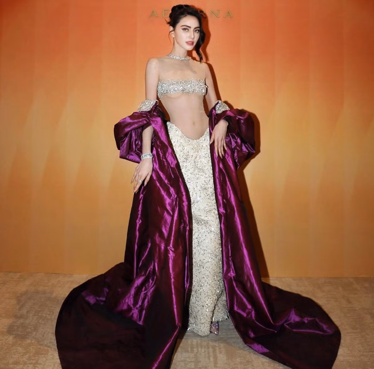 Mai Davika cu dien do xuyen thau la 