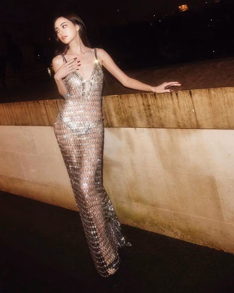 Đây không phải lần đầu tiên, Mai Davika diện thời trang xuyên thấu tham gia các sự kiện. Đây cũng được xem là một trong số những kiểu mốt giúp tôn body và khí chất của người đẹp này nhất.