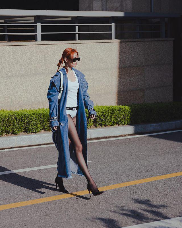 Cô chọn diện một chiếc tất lưới bên trong quần siêu ngắn, giúp tôn chân dài và làm tăng vẻ kín đáo.