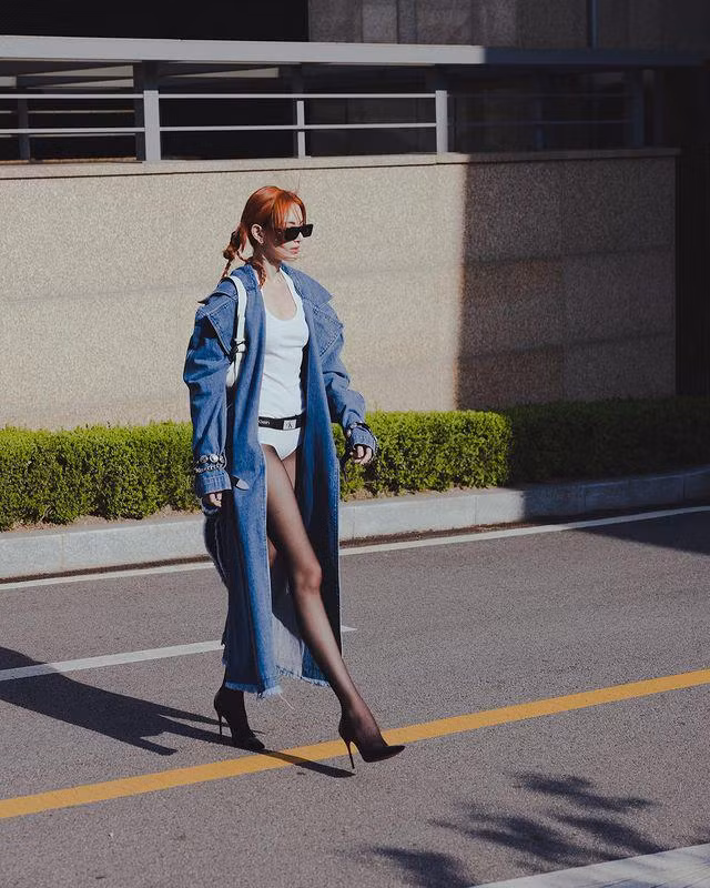 Cô chọn diện một chiếc tất lưới bên trong quần siêu ngắn, giúp tôn chân dài và làm tăng vẻ kín đáo.