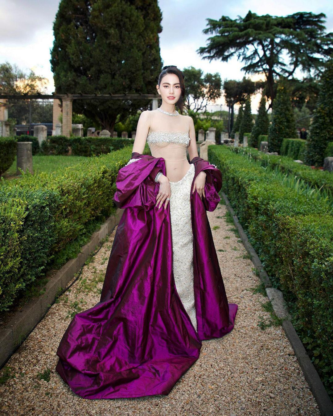 Trong hình, "Ma nữ đẹp nhất Thái Lan" diện thiết kế áo xuyên thấu, đính đá bên ngoài, tạo thành một lớp bra mỏng, đủ để che chắn vòng 1.