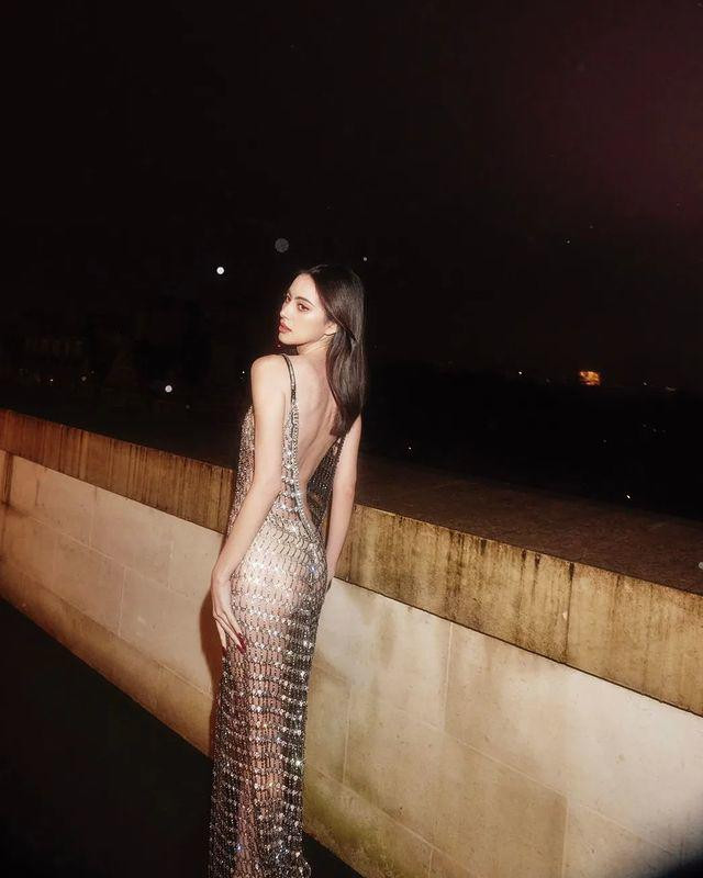 "Xinh và sang quá nàng ơi", "Vẫn công nhận là cô ấy gầy thật, kiểu body mình dây rõ ràng luôn đó nhưng nhờ tỷ lệ cân đối nên nhìn đẹp", "Táo bạo quá nhưng slay nha",... là những bình luận của cư dân mạng dưới những bức ảnh mới đăng của Mai Davika.