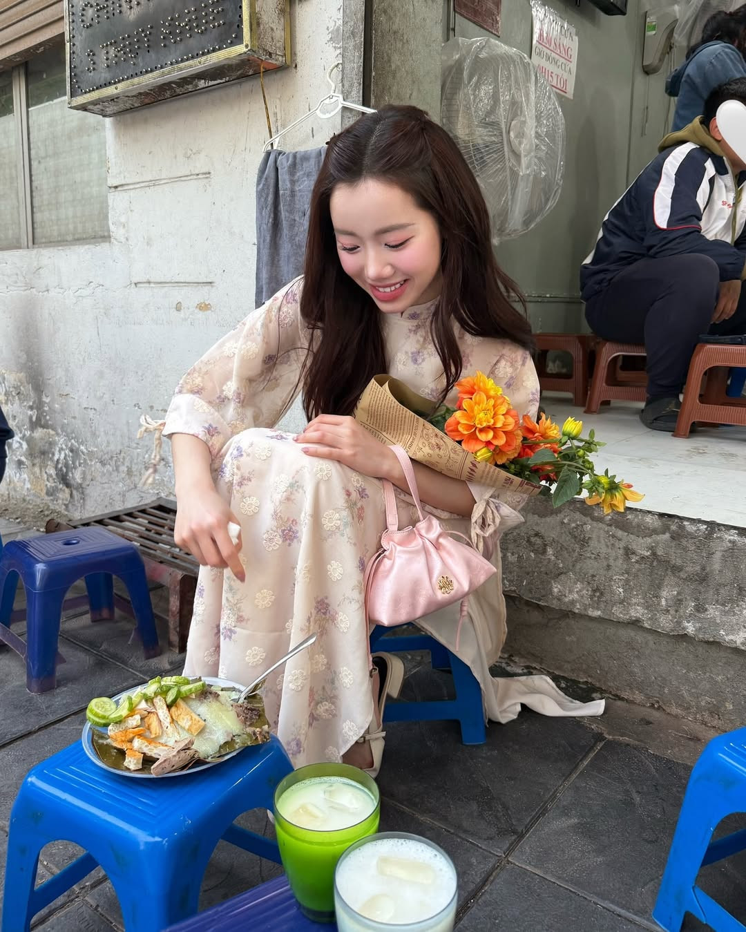 Phối thêm chút hoa tươi cho tổng thể thật hoàn hảo để chụp ảnh và quay clip.