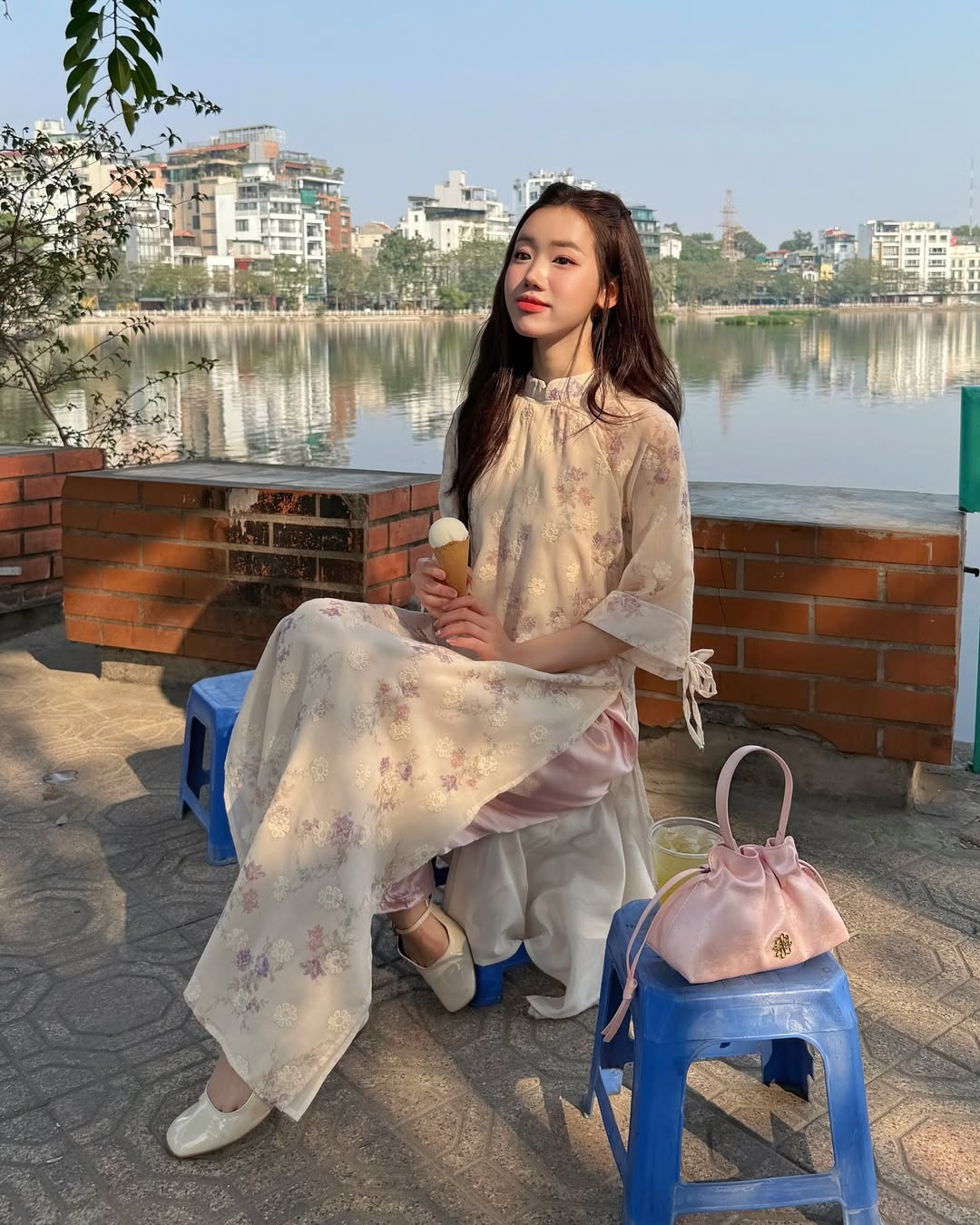 Meichan diện áo dài hoa dịu dàng và đoan trang đúng chuẩn con gái Việt Nam.