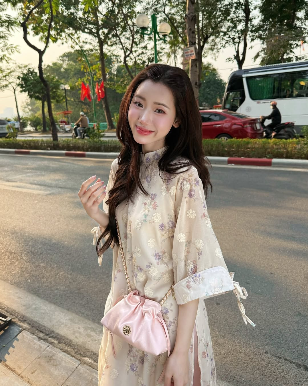 Mỹ nhân phối cùng túi xách nhỏ nhắn điệu đà và hài hoà với tà áo dài.