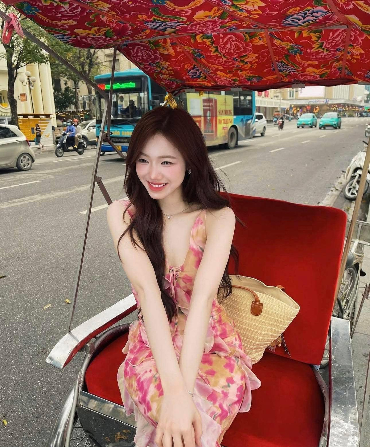 Đặc biệt, cô nàng từng có cơ hội hợp tác, làm trợ lý cho dự án thực hiện video nhảy "Lilifilm" của Lisa (BlackPink).