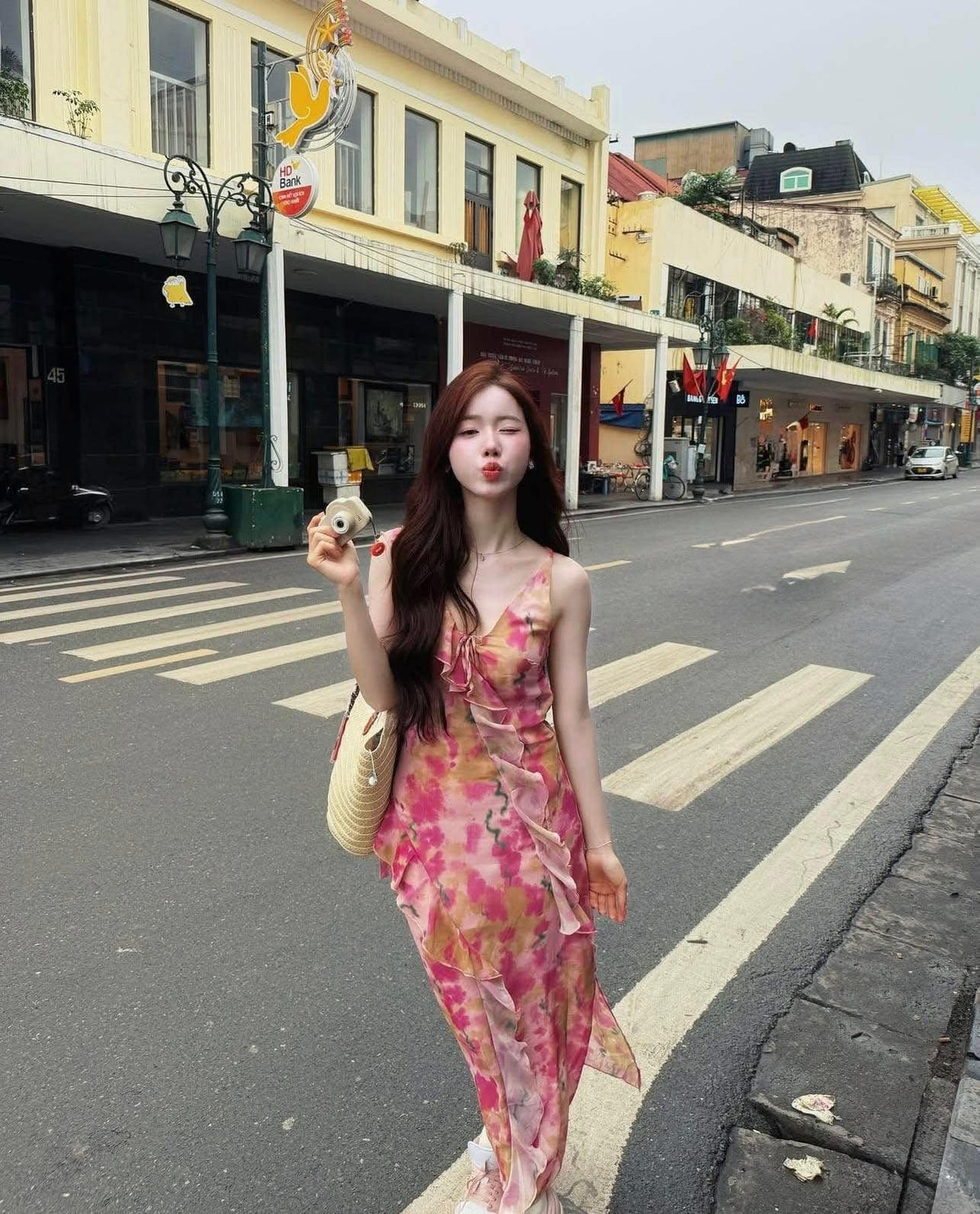 Cách đây chưa lâu, hot girl Hà Thành vừa gây sốt trên mạng xã hội khi thưởng thức Hà Nội theo cách riêng của mình.