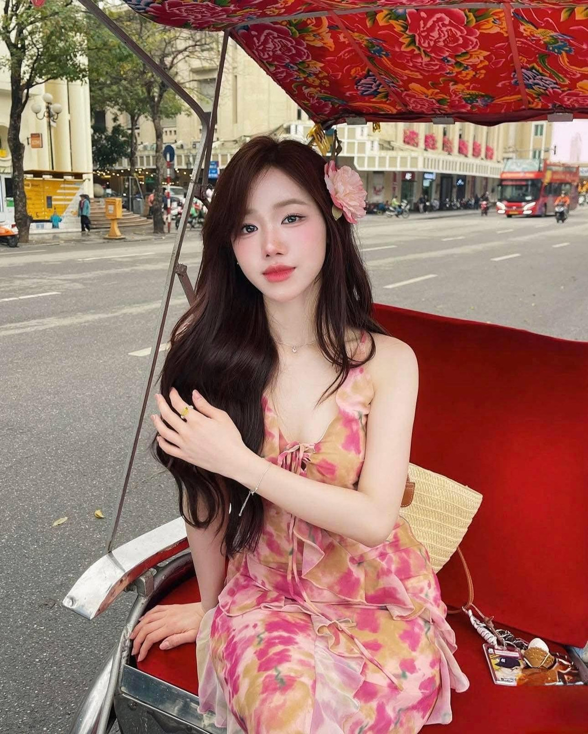 Meichan (tên thật Nguyễn Hà Trang, SN 2000, Hà Nội) hiện theo học chuyên ngành Truyền thông. Cô còn được biết đến là nhà sáng tạo nội dung với kênh YouTube thu hút gần 620 ngàn người theo dõi trên mạng xã hội.