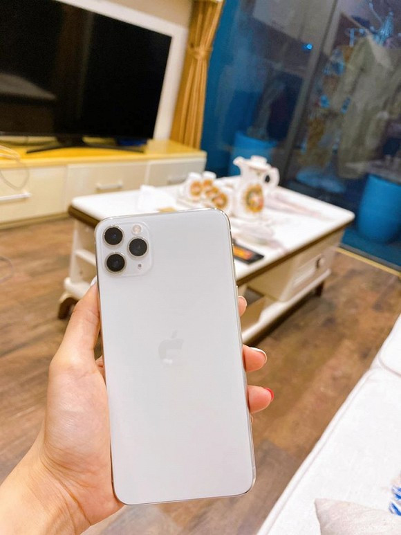 Sau vụ scandal lộ clip nóng, mới đây hot girl 9X Trâm Anh trở lại với loạt hình ảnh, trong đó có những đoạn clip nhảy quyến rũ và đặc biệt là cô nàng dành nhiều thời gian để nấu ăn, sống chậm tại nhà. Chính điều này vô tình để lộ cuộc sống hiện tại và một phần căn nhà được đánh giá là khá sang của cô nàng dược sĩ xinh đẹp.