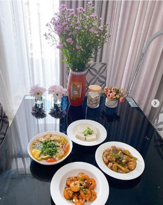 Những bức ảnh nấu ăn tại nhà được Trâm Anh khoe trên trang cá nhân thu hút sự chú ý của nhiều người. Đa phần, người dùng mạng đều khen ngợi những món ăn của nàng hot girl xứ Thanh trình bày khá đẹp mắt.