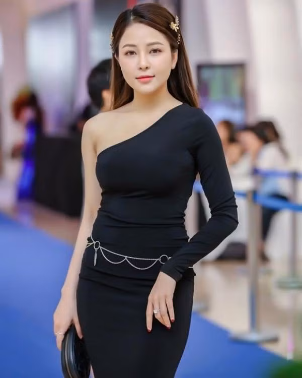 Từ một nàng hot girl nổi tiếng và được mời nhiều sự kiện, sự nghiệp của Trâm Anh đi xuống sau sự cố lộ clip nóng.