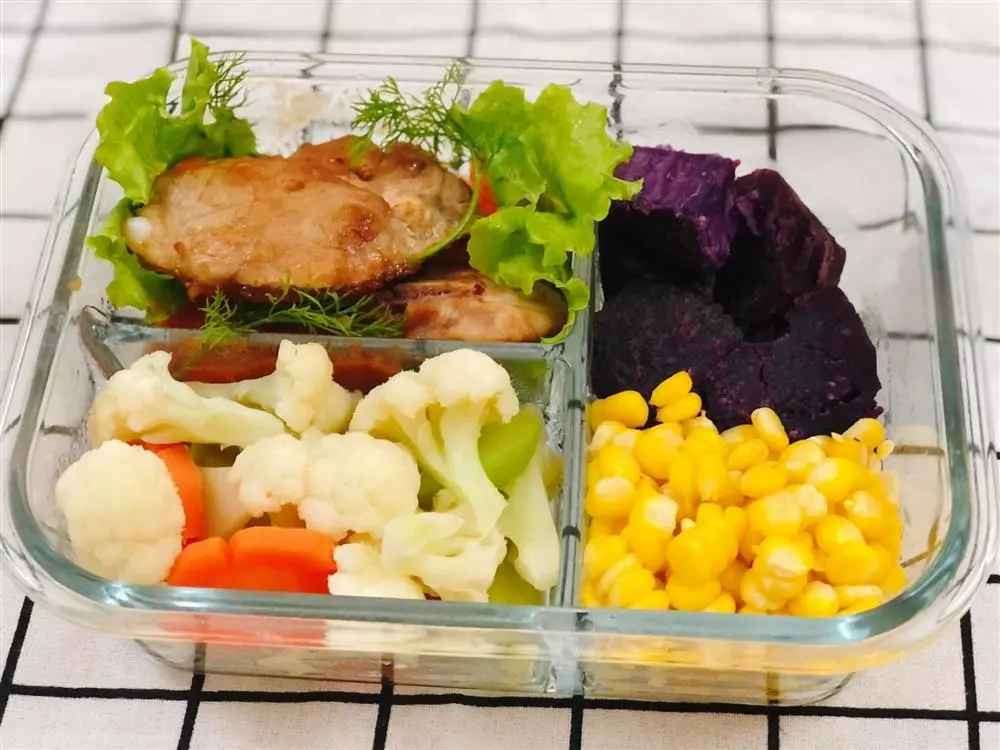 Với thực đơn cơm hộp dưới đây của cô nàng 9X này, bạn có thể nhanh chóng chuẩn bị cho mình bữa ăn ngon lành, đủ dinh dưỡng mà không lo tăng cân.