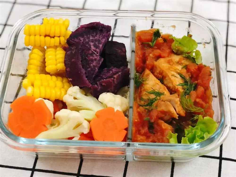 Thời gian trung bình để nàng 9x hoàn thành một hộp cơm mang đi làm thường rơi vào khoảng 30 - 40 phút, tuỳ vào độ phức tạp của món ăn.