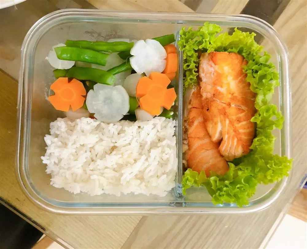 Chị Hồng Hạnh chia sẻ: "Mình chọn ăn theo phương pháp ăn eat clean vì khi ăn theo phương pháp này sẽ giúp cơ thể loại bỏ đi các chất có hại gây ảnh hưởng tiêu cực đến hình thể một phần cũng giúp mình giảm cân an toàn. Không chỉ có mỗi bữa trưa, mình đã chọn ăn theo phương pháp này cả 3 bữa trong ngày".