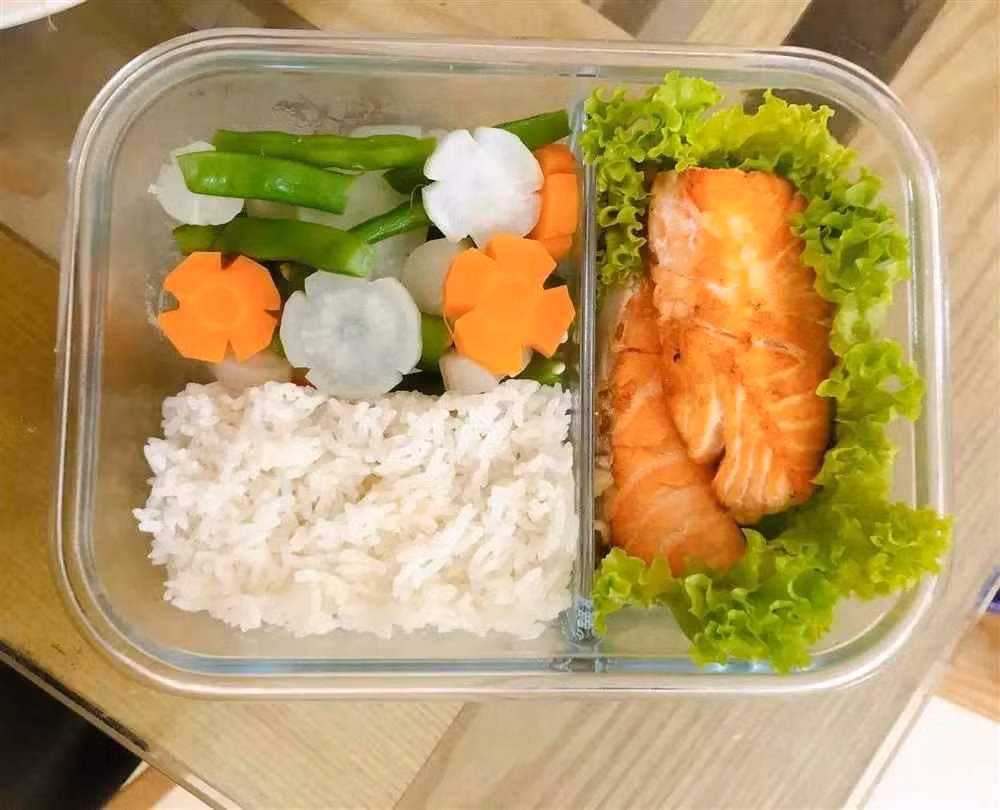 Chị Hồng Hạnh chia sẻ: "Mình chọn ăn theo phương pháp ăn eat clean vì khi ăn theo phương pháp này sẽ giúp cơ thể loại bỏ đi các chất có hại gây ảnh hưởng tiêu cực đến hình thể một phần cũng giúp mình giảm cân an toàn. Không chỉ có mỗi bữa trưa, mình đã chọn ăn theo phương pháp này cả 3 bữa trong ngày".