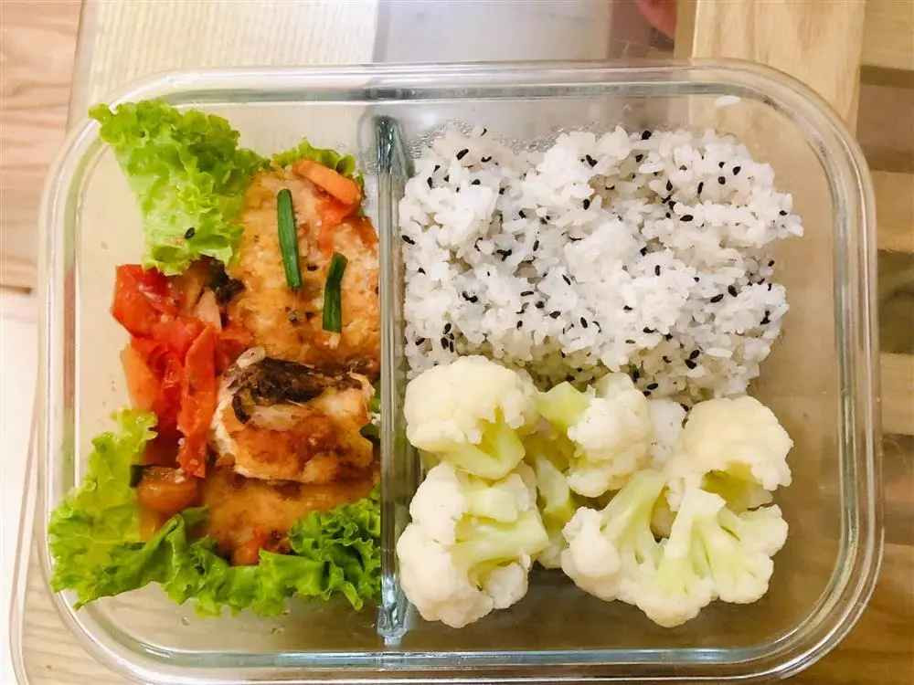 Việc ăn uống ngoài hàng vừa đắt đỏ, vừa có nguy cơ mất an toàn thực phẩm lại dễ tăng cân do không kiểm soát được dầu mỡ ở các món ăn chính là lý do khiến nhiều chị em công sở có xu hướng mang cơm hộp đến cơ quan.