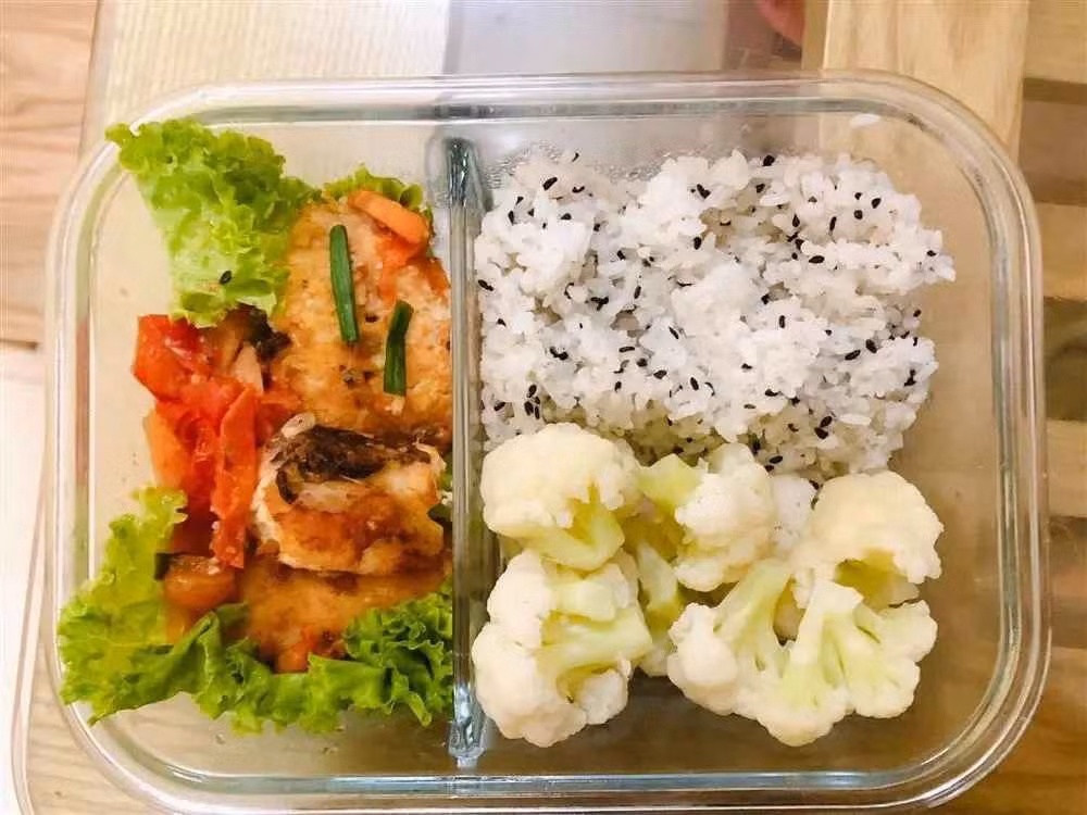 Việc ăn uống ngoài hàng vừa đắt đỏ, vừa có nguy cơ mất an toàn thực phẩm lại dễ tăng cân do không kiểm soát được dầu mỡ ở các món ăn chính là lý do khiến nhiều chị em công sở có xu hướng mang cơm hộp đến cơ quan.