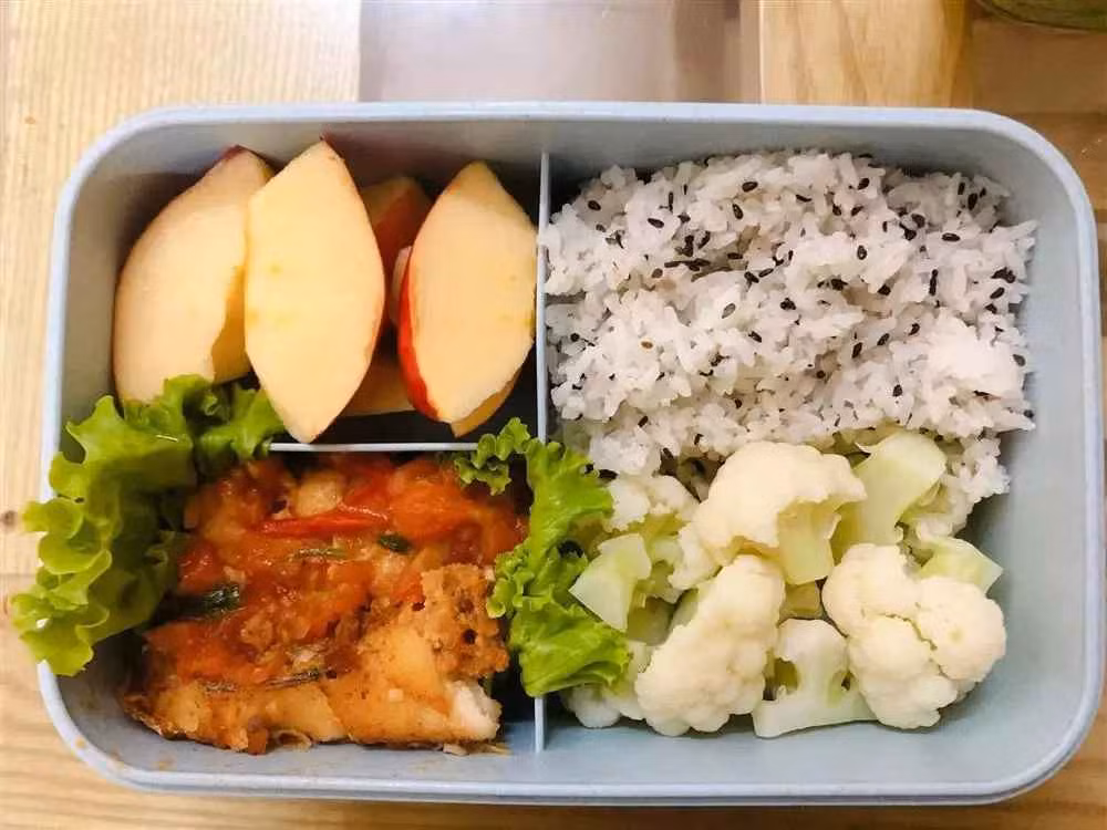 Nếu quan sát có thể dễ dàng nhận thấy các hộp cơm Hạnh chuẩn bị mang đi làm đều khá đơn giản, chủ yếu là các loại rau củ luộc, hấp. Nhóm chất đạm sẽ chủ yếu là các món ức gà, cá, tôm....