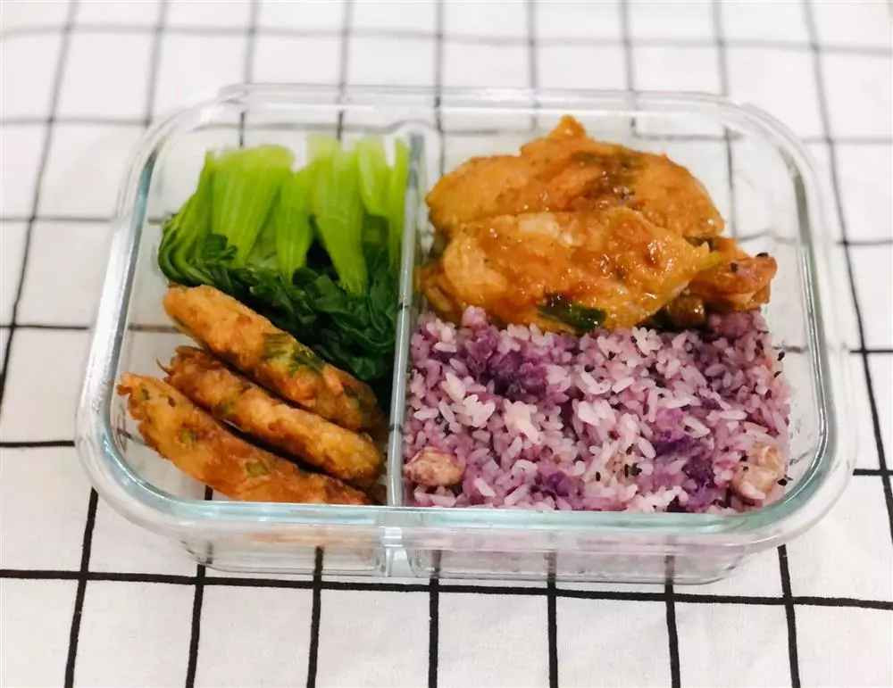 Để nấu được nhiều món ăn ngon, Hạnh cũng tham khảo khá nhiều các trang blog dạy nấu ăn, sau đó tự nêm nếm cho phù hợp với khẩu vị của bản thân.