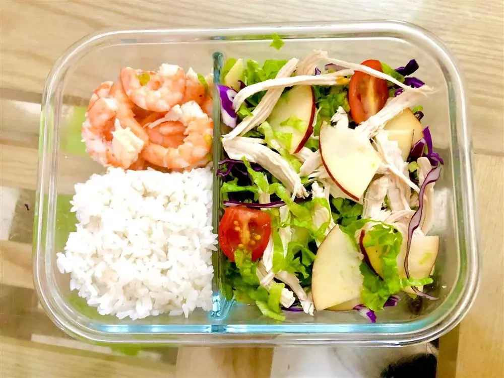 Chỉ sử dụng các nguyên liệu thực phẩm quen thuộc và gần gũi, Hạnh thay đổi thực đơn hàng ngày và thích sắp xếp, bày biện hộp cơm đẹp mắt để bản thân không bị nhàm chán.