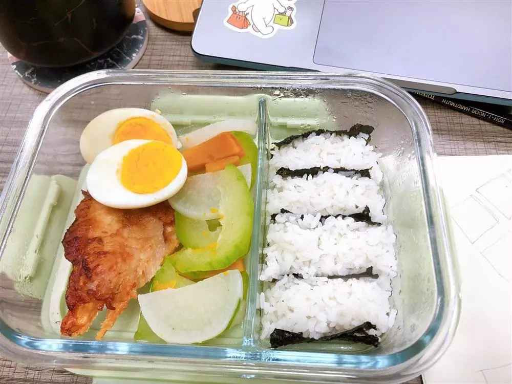 Thời gian qua trên các hội nhóm trên MXH, không ít các chị em đã khoe bữa cơm trưa theo chế độ ăn kiêng của mình.