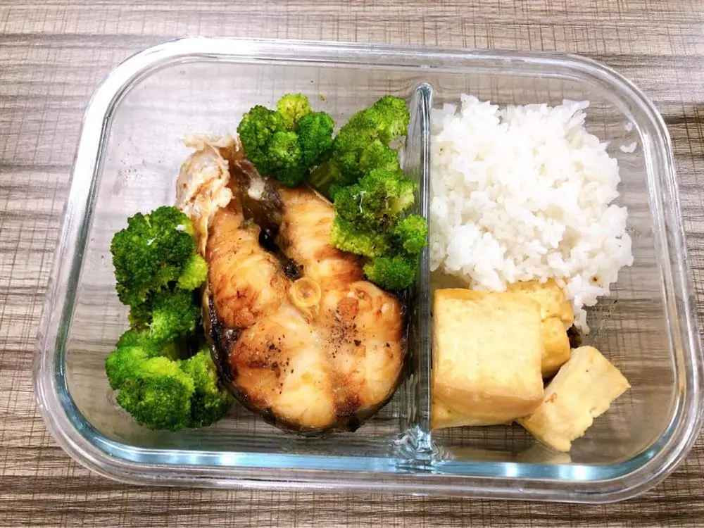 Việc mang cơm hộp đi làm sẽ giúp cô chủ động khẩu phần ăn trong ngày và thoải mái lựa chọn các thành phần "clean" và "healthy" tốt cho sức khoẻ đồng thời cũng tiết kiệm đáng kể chi phí ăn uống trong tháng.