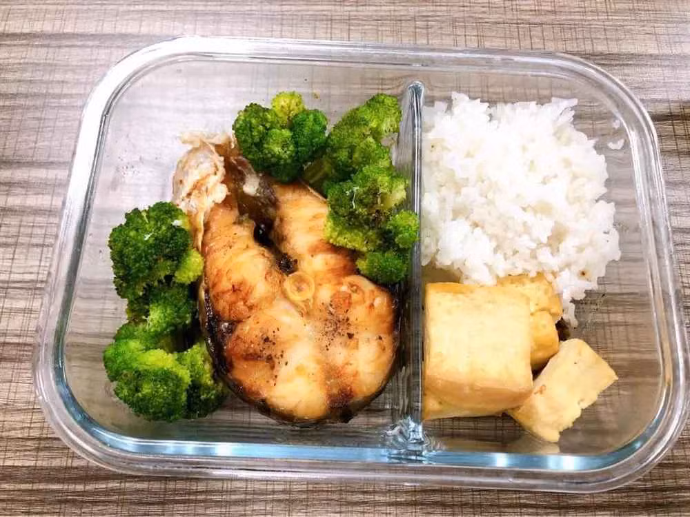 Việc mang cơm hộp đi làm sẽ giúp cô chủ động khẩu phần ăn trong ngày và thoải mái lựa chọn các thành phần "clean" và "healthy" tốt cho sức khoẻ đồng thời cũng tiết kiệm đáng kể chi phí ăn uống trong tháng.