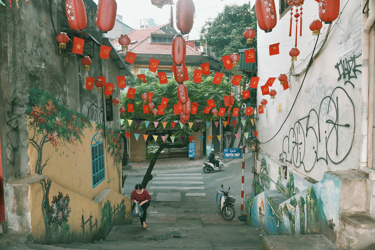 Con ngõ nhỏ nằm trên phố Nguyễn Thiệp là điểm đến được nhiều bạn trẻ lựa chọn để có những bức ảnh chào mừng Lễ Quốc khánh 2/9.