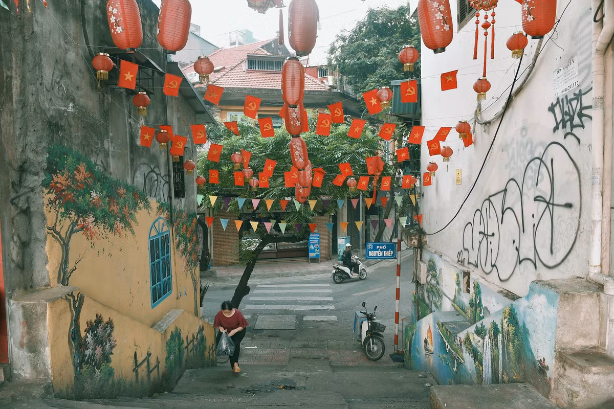 Con ngõ nhỏ nằm trên phố Nguyễn Thiệp là điểm đến được nhiều bạn trẻ lựa chọn để có những bức ảnh chào mừng Lễ Quốc khánh 2/9.