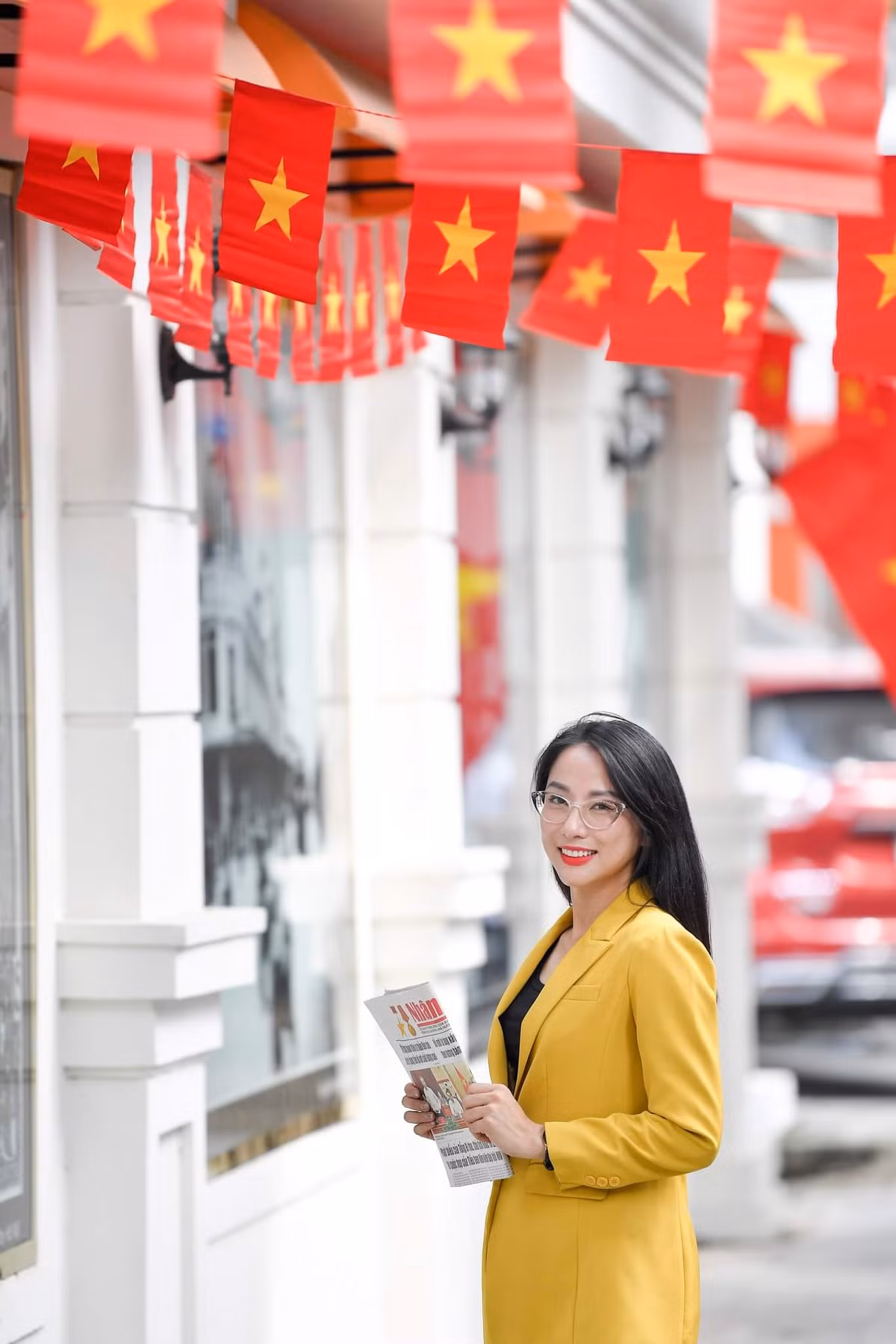 Chẳng cần những phụ kiện cầu kỳ, với khung cảnh cờ hoa, địa điểm quán cafe "Trạm đọc báo" của báo Nhân Dân các bạn trẻ chỉ cần đừng vào là có ảnh đẹp mang về.