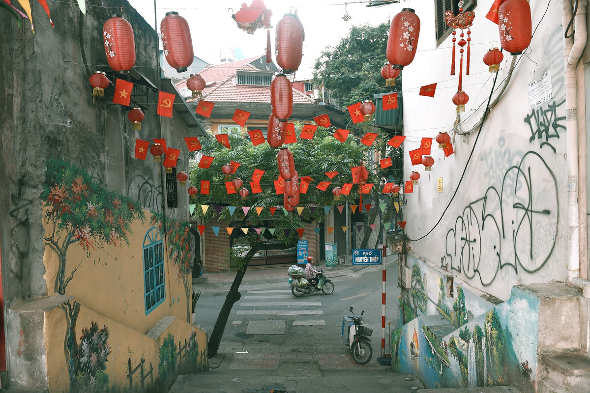 Dù dài chưa tới 50m nhưng con ngõ nhỏ trên phố Nguyễn Thiệp được trang hoàng lộng lẫy chào mừng Lễ Quốc khánh 2/9.