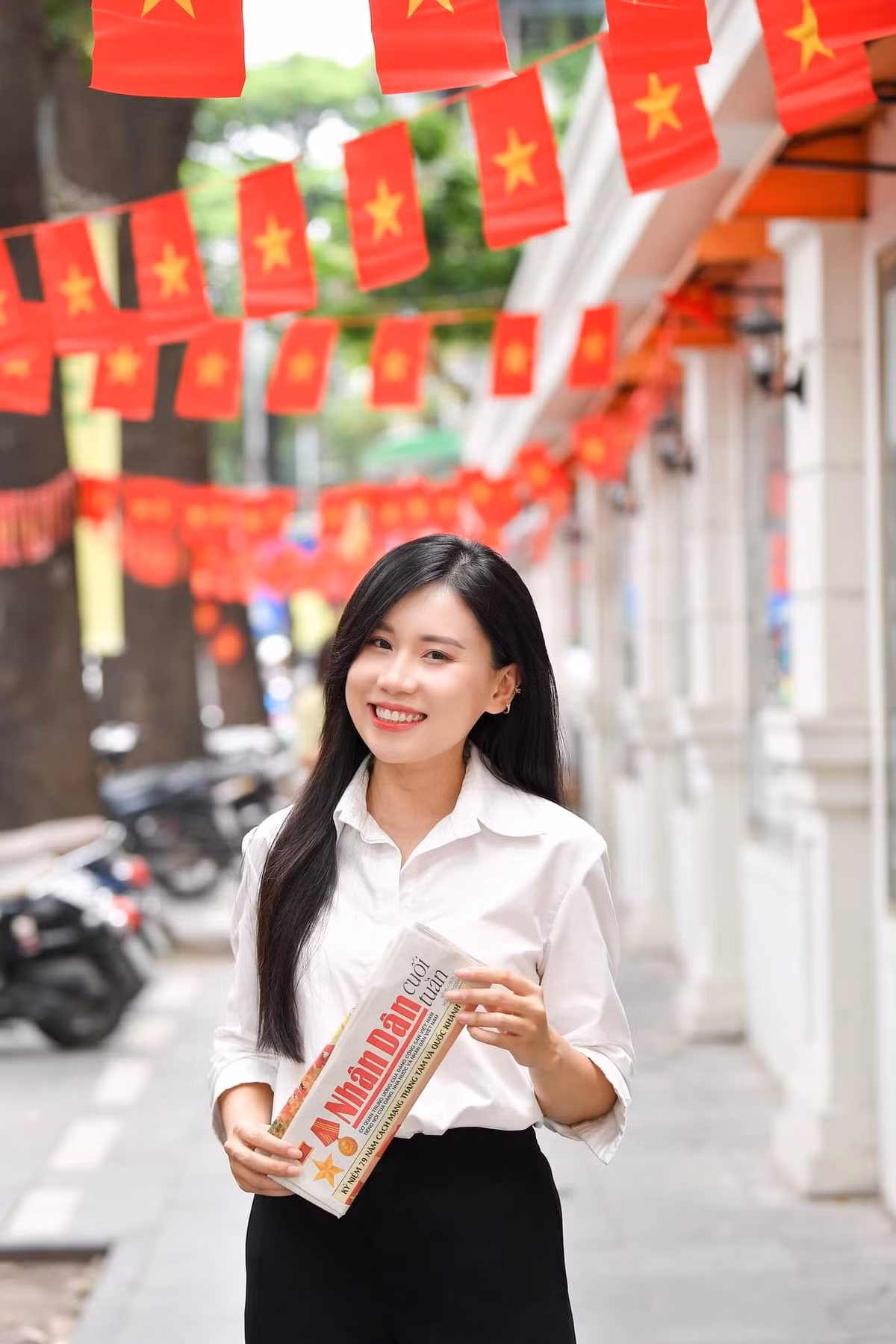 Một điểm đến khác cũng rực rỡ cờ hoa chào đón Quốc khánh 2/9 đó là quán cafe "Trạm đọc báo" của báo Nhân Dân.