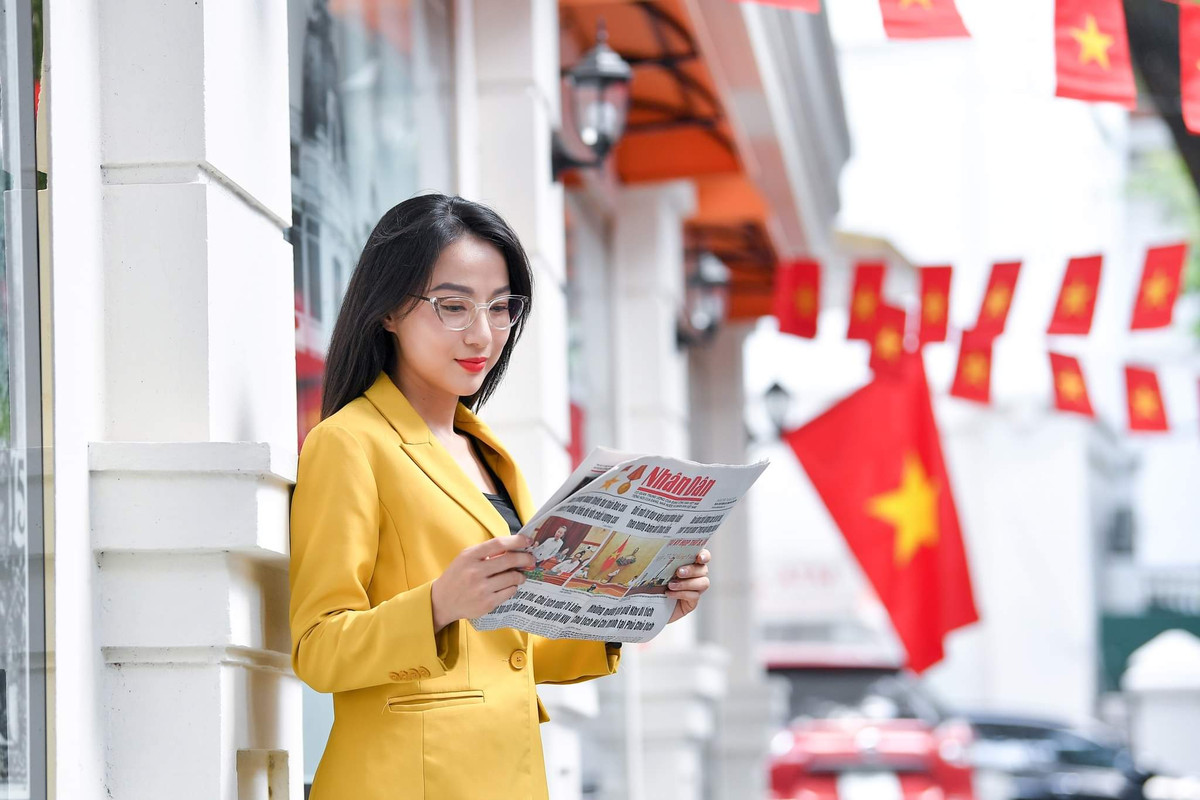 Trong những ngày chào mừng Lễ Quốc khánh 2/9, quán cafe báo Nhân Dân trang trí những lá cờ Tổ quốc để phục vụ những bạn trẻ tới check-in.