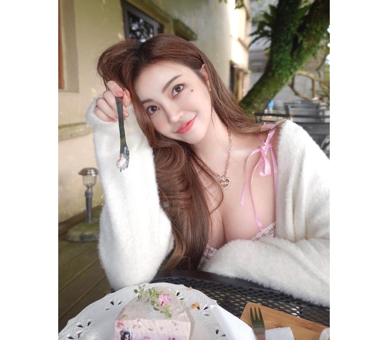 Nhiều người nhận xét, Huang Lin xinh như búp bê đời thực trong set đồ này.