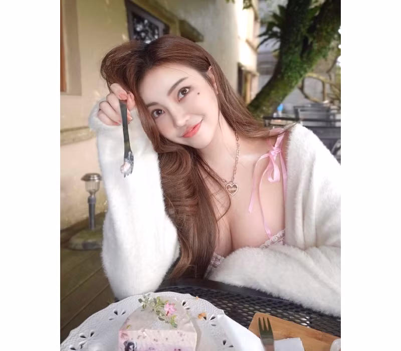 Nhiều người nhận xét, Huang Lin xinh như búp bê đời thực trong set đồ này.