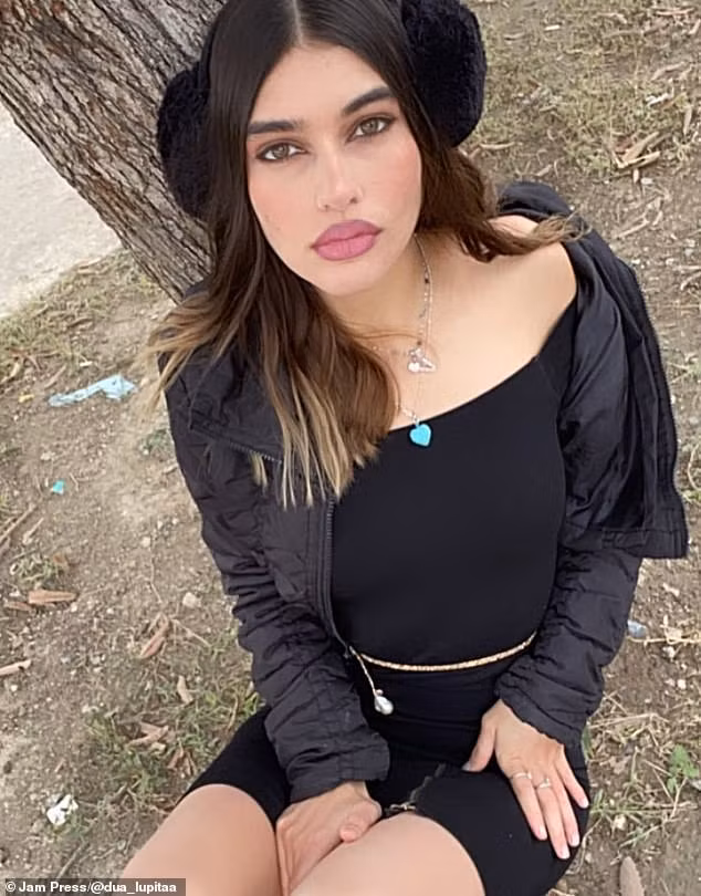 Những người khác tin rằng Alejandra phù hợp hơn với người mẫu Hailey Bieber, con gái của nam diễn viên Stephen Baldwin và vợ của ca sĩ Justin Bieber.