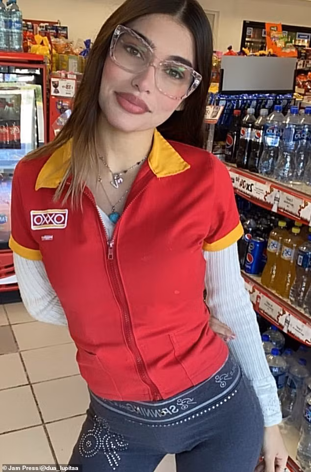 Khi Alejandra gọi điện cho khách hàng để mua hàng, họ không thể không nhận xét về ngoại hình của cô ấy.