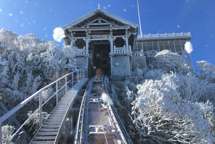 Khung cảnh lên ga Fansipan trong những ngày băng tuyết quả là thiên đường.