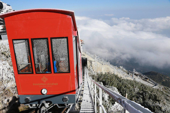 Bên cạnh việc check-in trên đỉnh đỉnh, khi du khách đến với Fansipan băng giá thì tuyến đường sắt lên đỉnh cũng là điểm nhấn.