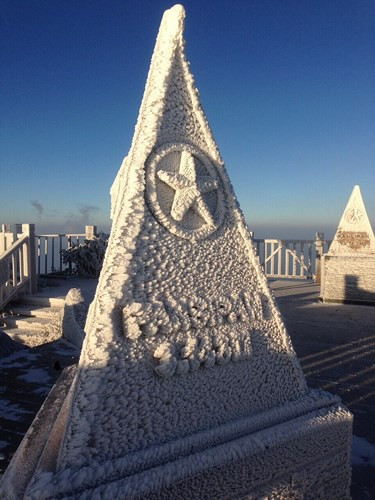 Cột mốc đỉnh Fansipan đóng băng là điểm đến thu hút nhiều người.