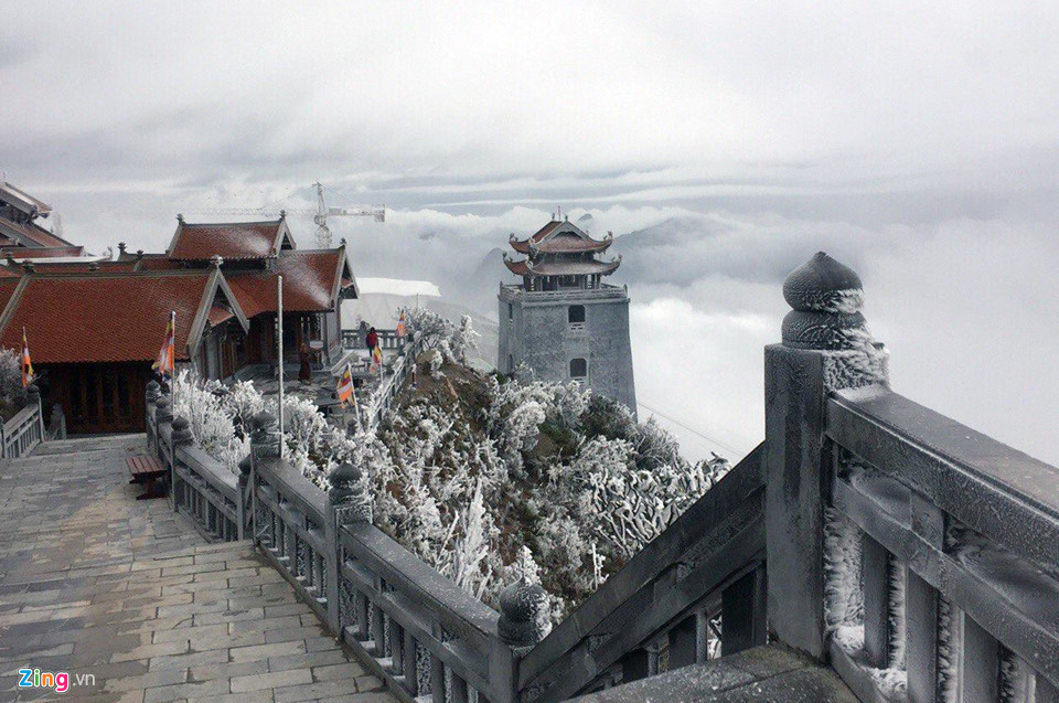 Những ngôi chùa trên đỉnh Fansipan ngày băng giá.