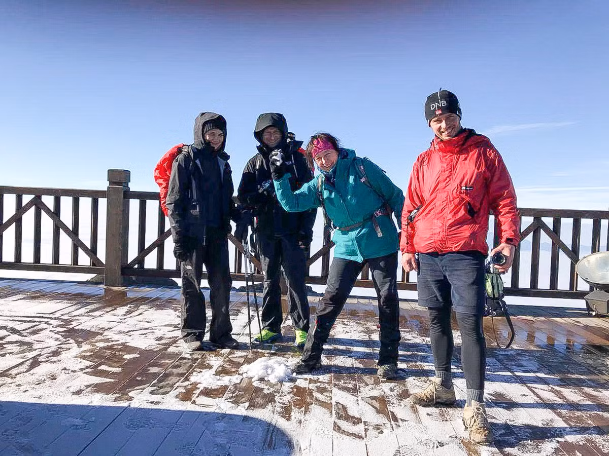 Đến Fansipan băng giá là điểm đến thu hút triệu người. Đứng giữa khung cảnh bao la biển trời và ngắm những bông tuyết bay quả là chẳng kém gì ở trời Âu.