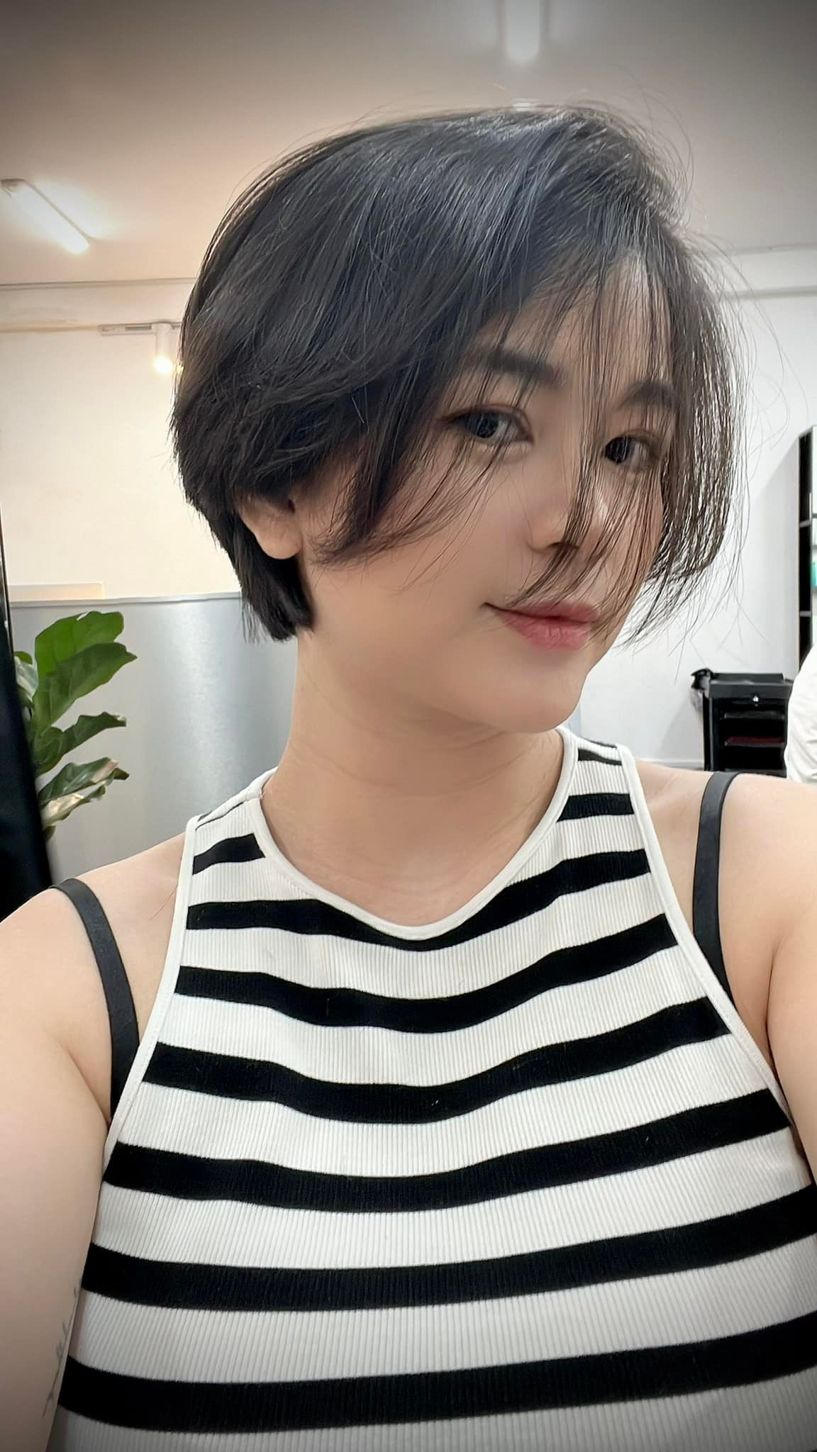 “Nu phi cong xinh nhat Viet Nam” khoe toc moi cuc tre trung