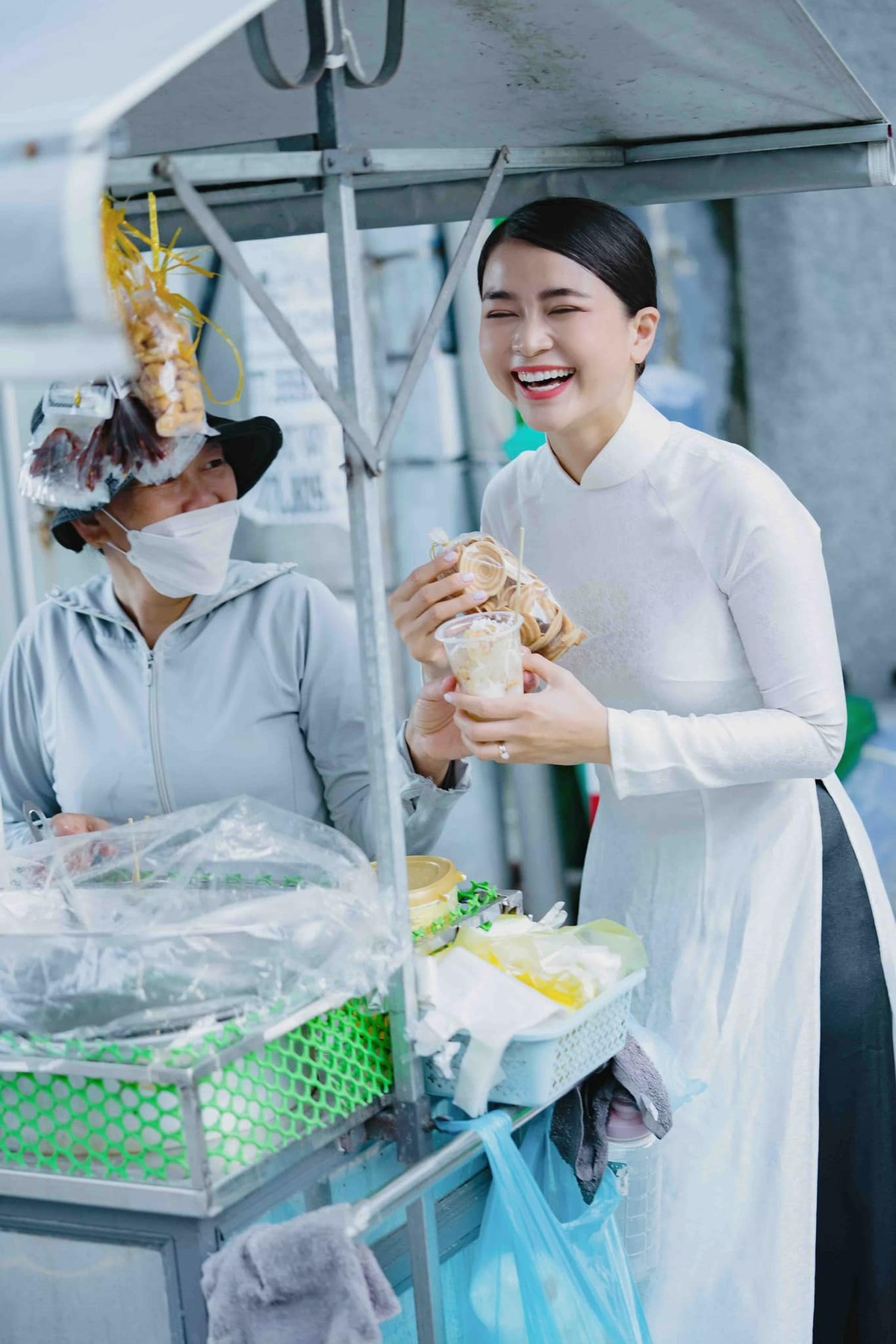 Nguyễn Trần Diệu Thúy (sinh năm 1989) được mệnh danh là "nữ phi công xinh nhất Việt Nam" nhờ ngoại hình nổi bật và sắc vóc vạn người mê.