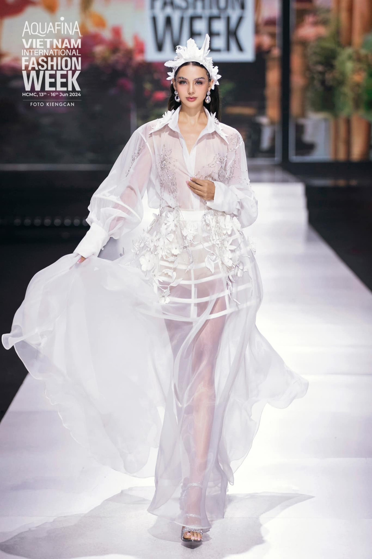 Trên mạng xã hội, dân mạng dành nhiều sự khen ngợi cho khả năng xử lý tình huống của người mẫu sinh năm 2000.