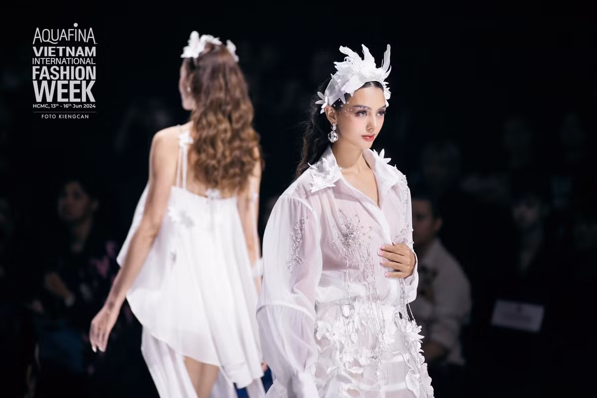 Với bản lĩnh và sự nhanh chạy, Dianka đã nhanh chóng dùng che tay lại chỗ áo bị hở.